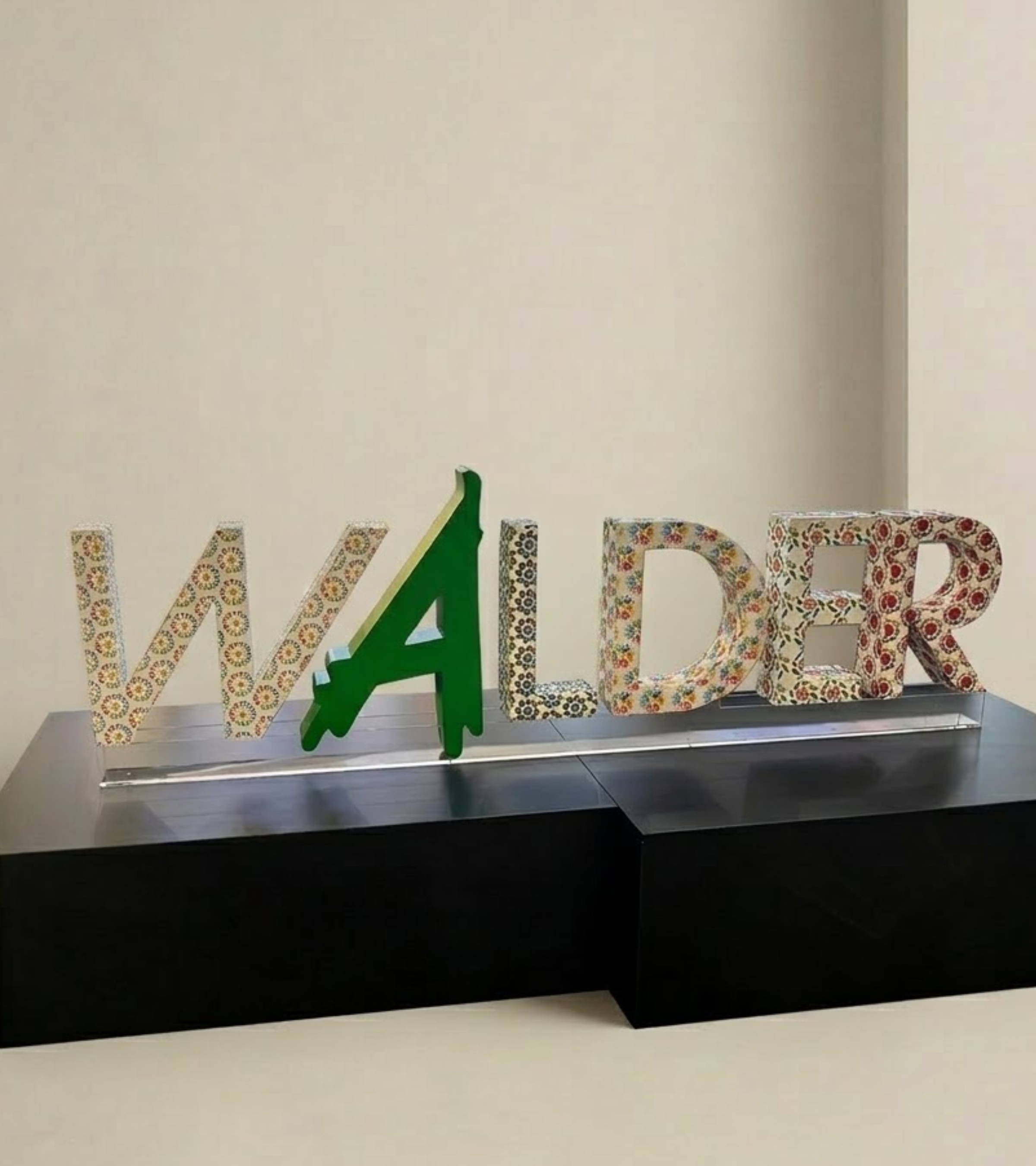 Logos de marques imprimés en 3D au Sihlcity de Zurich — résine SLA, peinte