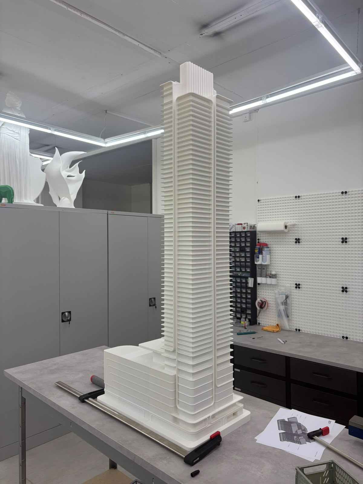 Maquette d'exposition grand format imprimée en 3D d'une tour à Miami en PLA blanc